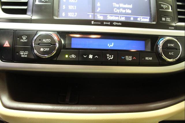 Photo of 2019 Ooh La La Rouge Mica Toyota Highlander