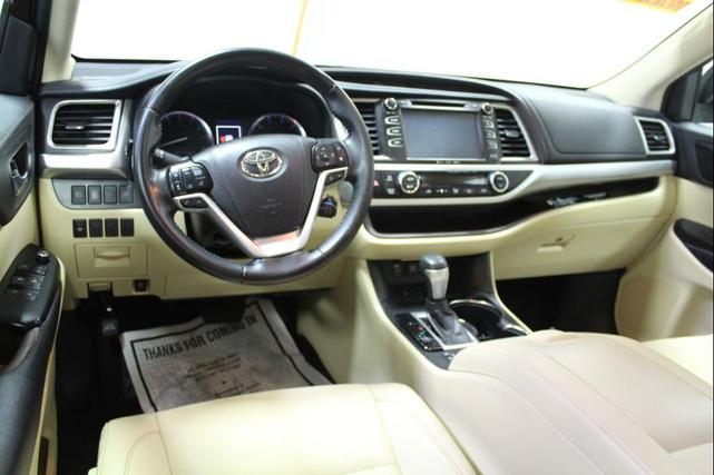 Photo of 2019 Ooh La La Rouge Mica Toyota Highlander