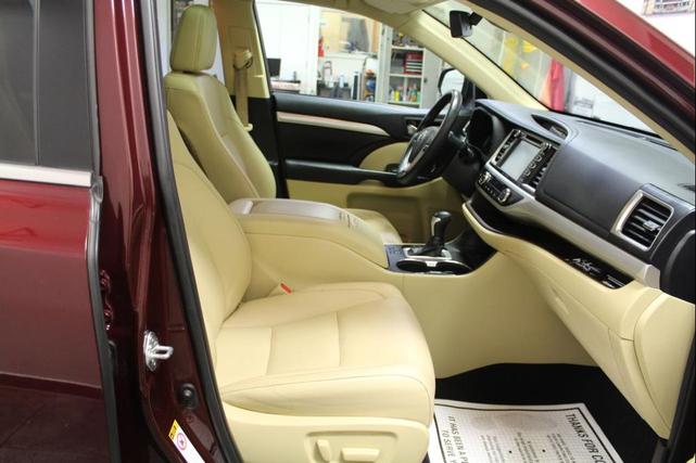 Photo of 2019 Ooh La La Rouge Mica Toyota Highlander