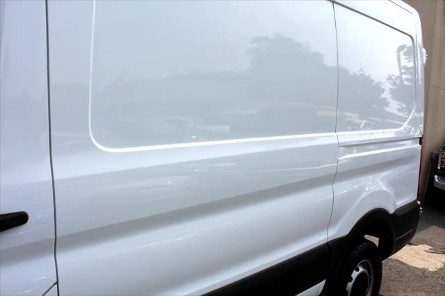Photo of 2018 Oxford White Ford Transit-250