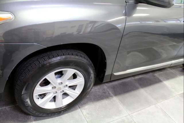Photo of 2012 Magnetic Gray Metallic Toyota Highlander