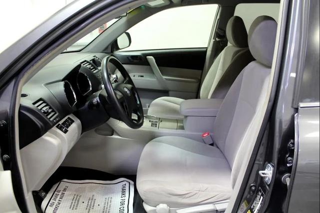 Photo of 2012 Magnetic Gray Metallic Toyota Highlander