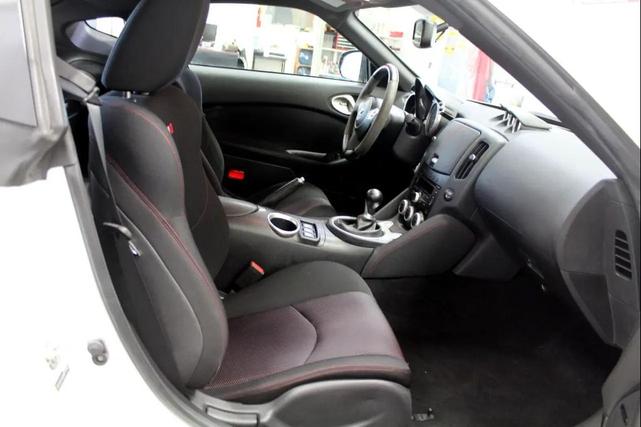 Photo of 2014 Pearl White Nissan 370Z