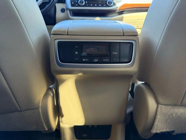 Photo of 2018 Blizzard Pearl Toyota Highlander