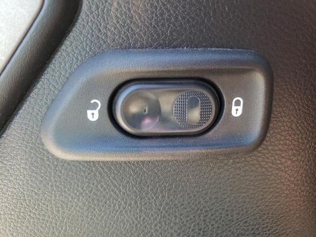 Photo of 2012 White Jeep Wrangler