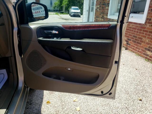 Photo of 2015 Tan Chrysler Town & Country