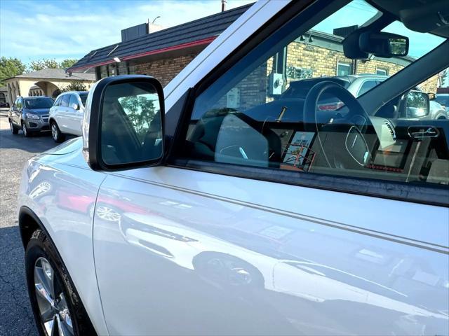Photo of 2015 Pearl White Dodge Durango