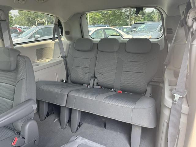 Photo of 2010 Brilliant Black Crystal Pearlcoat Chrysler Town & Country