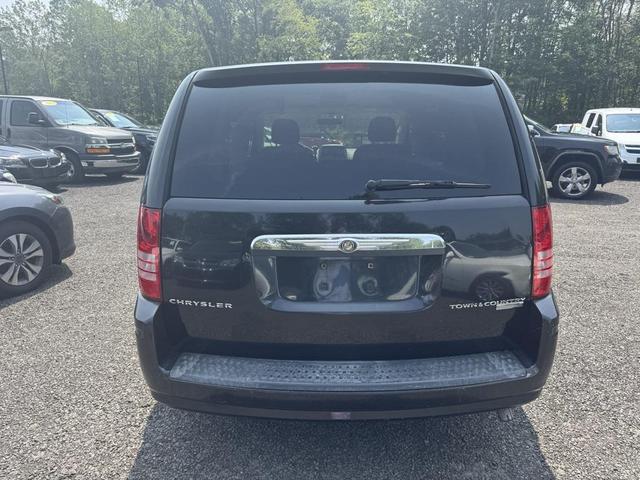 Photo of 2010 Brilliant Black Crystal Pearlcoat Chrysler Town & Country