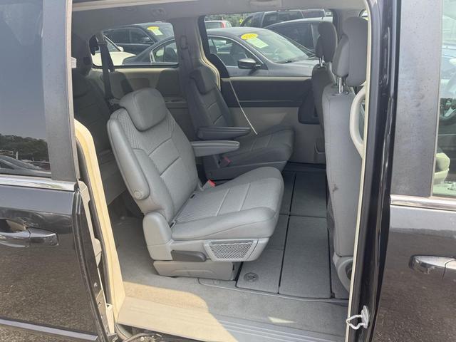 Photo of 2010 Brilliant Black Crystal Pearlcoat Chrysler Town & Country