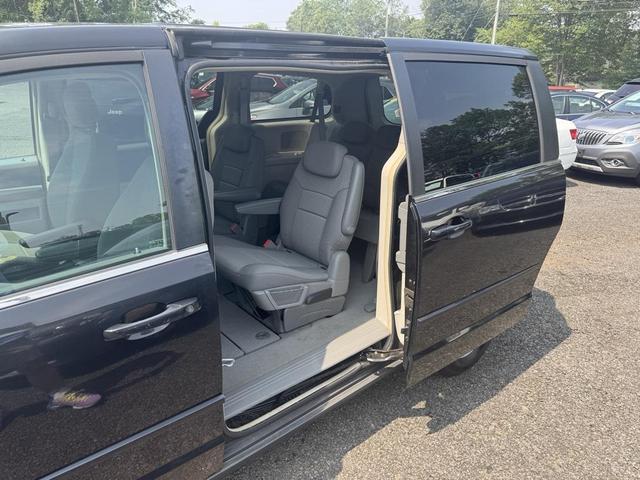 Photo of 2010 Brilliant Black Crystal Pearlcoat Chrysler Town & Country
