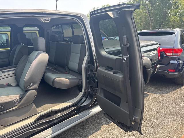 Photo of 2004 Black Nissan Titan