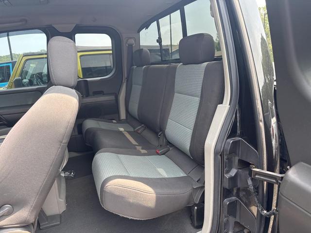 Photo of 2004 Black Nissan Titan