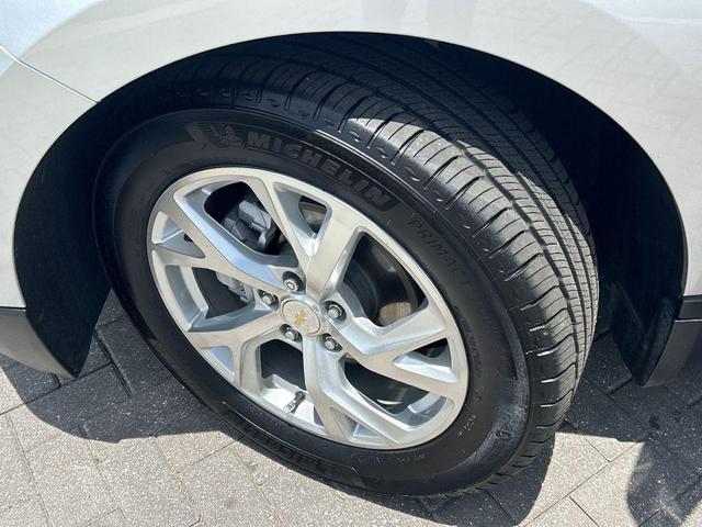 Photo of 2021 Silver Ice Metallic Chevrolet Equinox