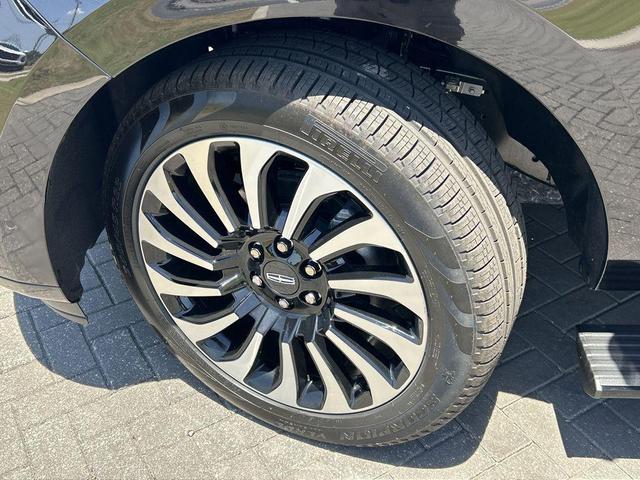 Photo of 2024 Black Metallic Lincoln Navigator
