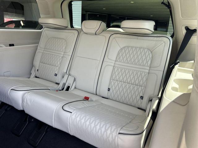 Photo of 2024 Black Metallic Lincoln Navigator