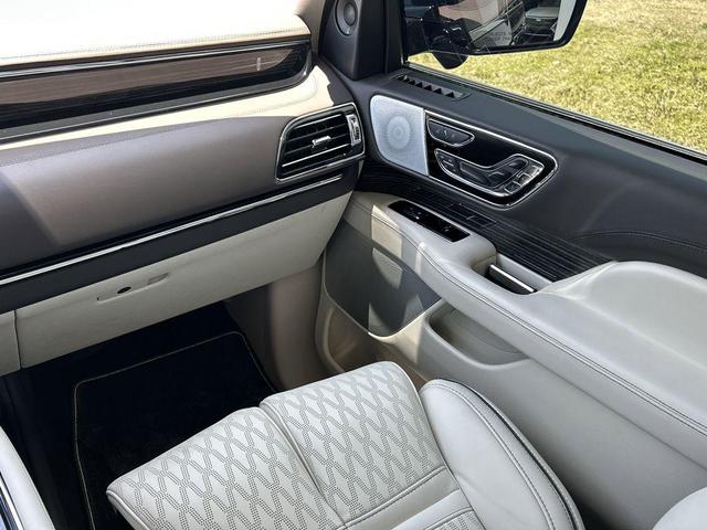 Photo of 2024 Black Metallic Lincoln Navigator
