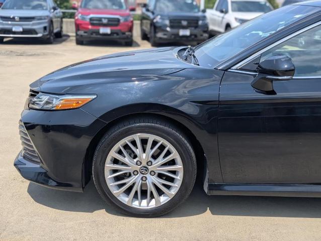 Photo of 2018 Midnight Black Toyota Camry Hybrid