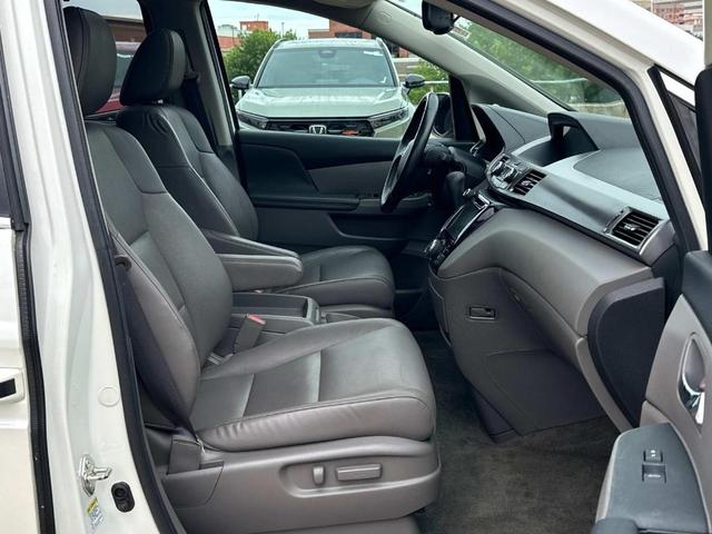 Photo of 2015 Silver Honda Odyssey
