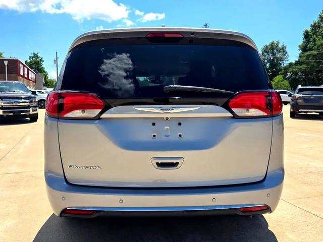 Photo of 2020 Billet Silver Metallic Clearcoat Chrysler Pacifica