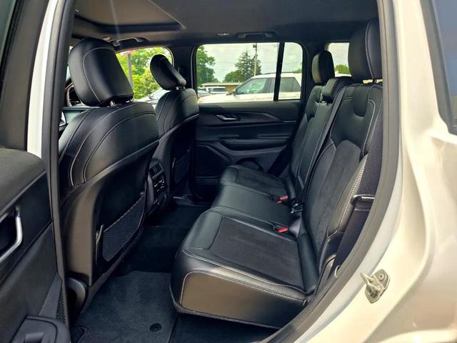 Photo of 2024 Bright White Clearcoat Jeep Grand Cherokee