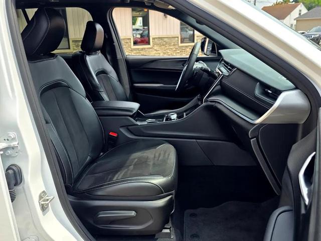Photo of 2024 Bright White Clearcoat Jeep Grand Cherokee