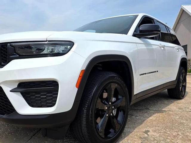 Photo of 2024 Bright White Clearcoat Jeep Grand Cherokee