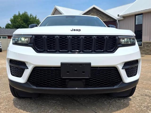 Photo of 2024 Bright White Clearcoat Jeep Grand Cherokee