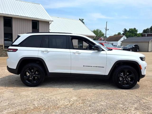 Photo of 2024 Bright White Clearcoat Jeep Grand Cherokee