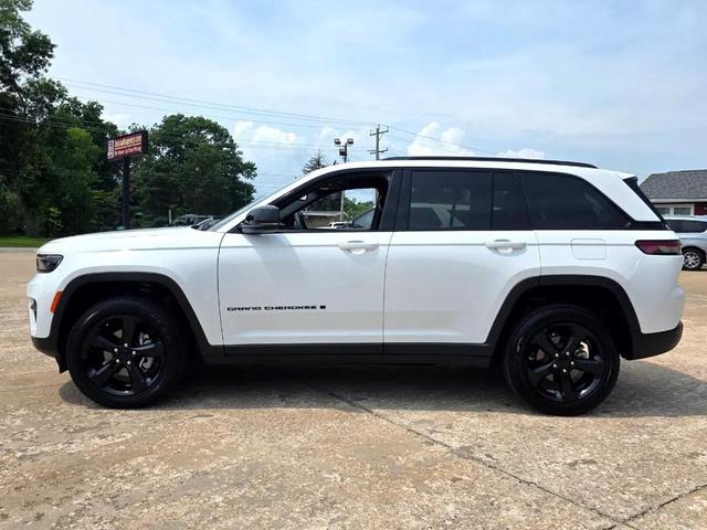 Photo of 2024 Bright White Clearcoat Jeep Grand Cherokee