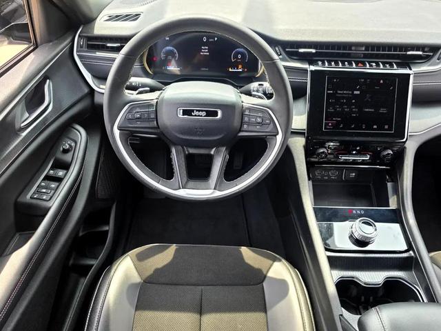 Photo of 2024 Bright White Clearcoat Jeep Grand Cherokee