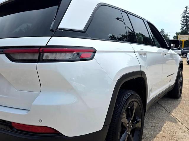 Photo of 2024 Bright White Clearcoat Jeep Grand Cherokee