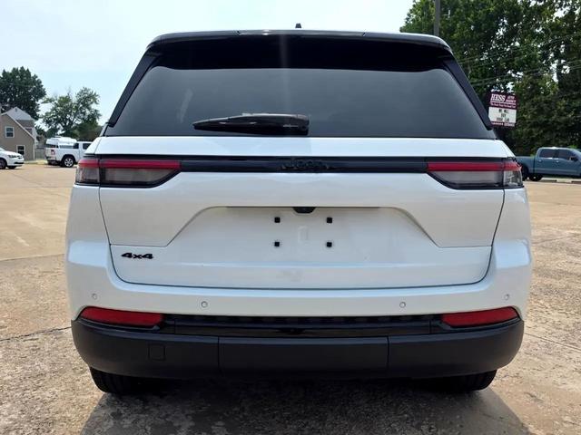 Photo of 2024 Bright White Clearcoat Jeep Grand Cherokee
