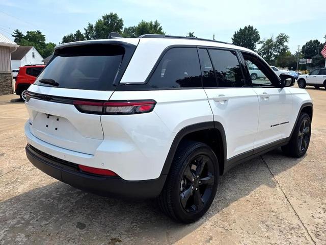 Photo of 2024 Bright White Clearcoat Jeep Grand Cherokee