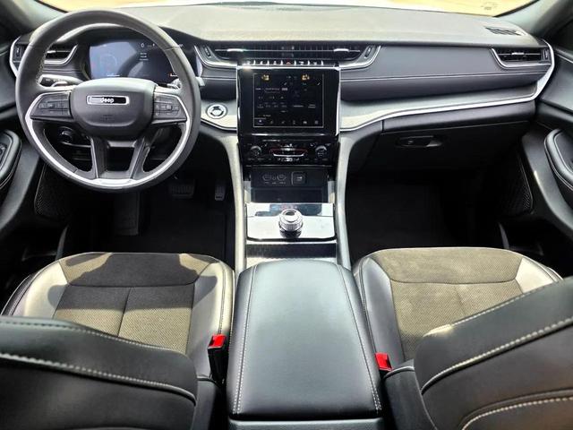 Photo of 2024 Bright White Clearcoat Jeep Grand Cherokee