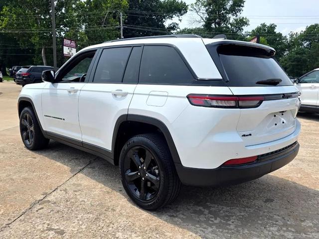 Photo of 2024 Bright White Clearcoat Jeep Grand Cherokee