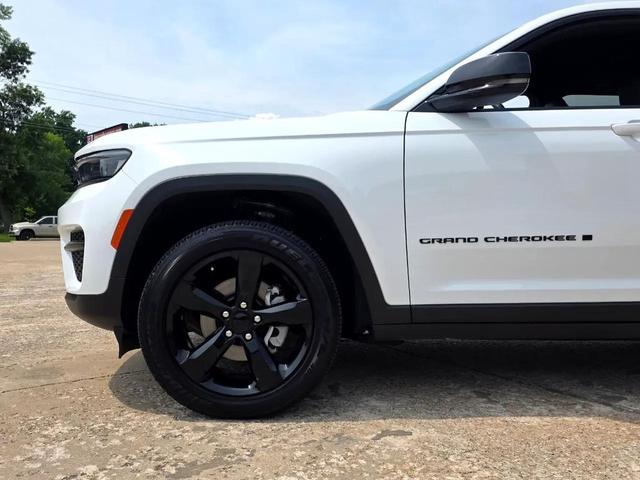 Photo of 2024 Bright White Clearcoat Jeep Grand Cherokee