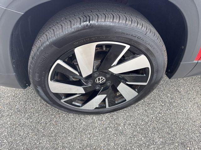 Photo of 2024 Kings Red Metallic Volkswagen Taos
