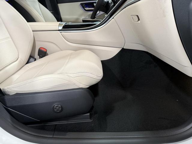 Photo of 2025 Polar White Mercedes-Benz GLC 300