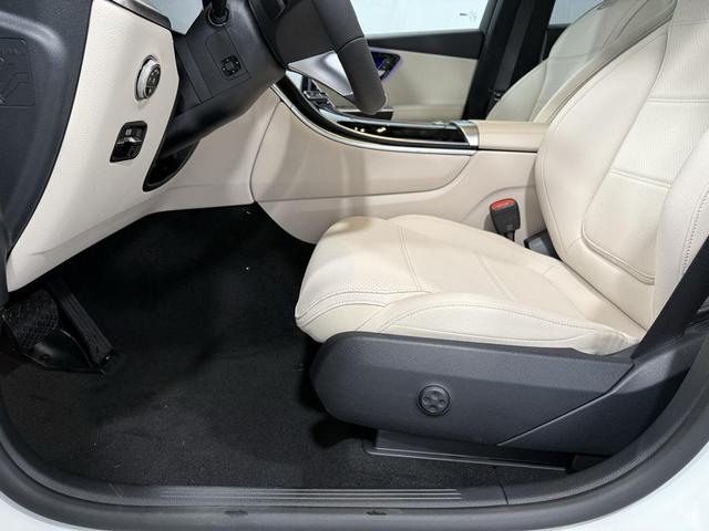 Photo of 2025 Polar White Mercedes-Benz GLC 300