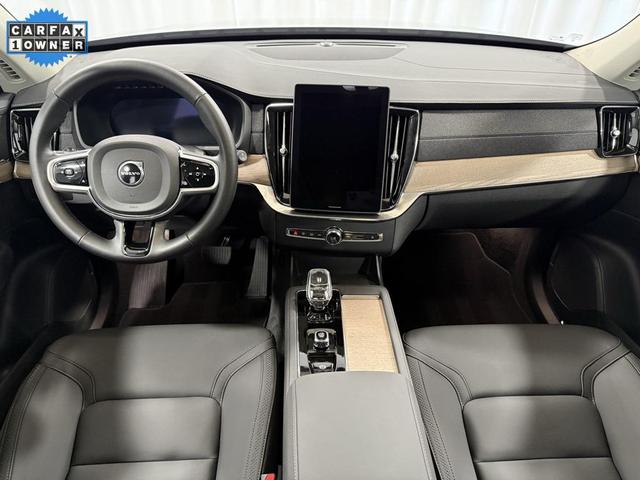 Photo of 2025 Vapour Grey Metallic Volvo XC90