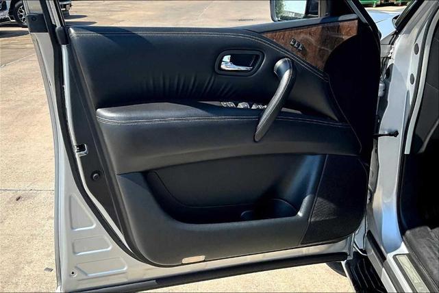 Photo of 2016 Liquid Platinum INFINITI QX80