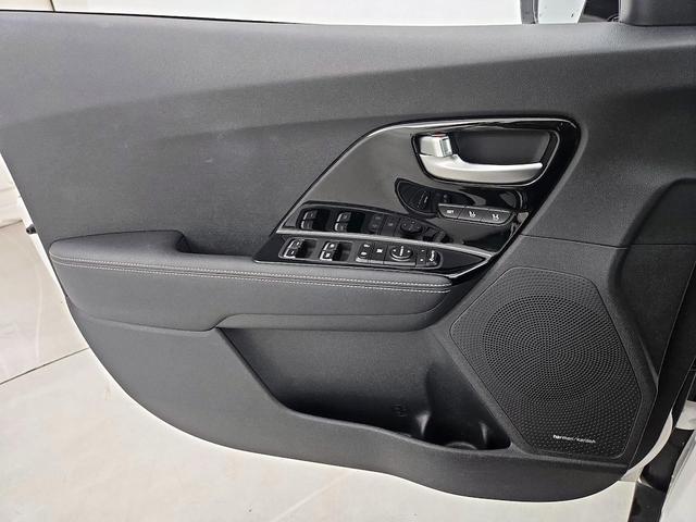 Photo of 2020 White Kia Niro Plug-In Hybrid