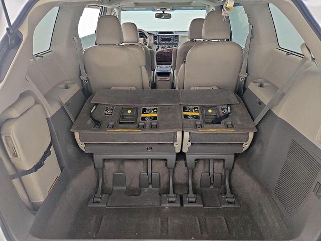 Photo of 2014 White Toyota Sienna