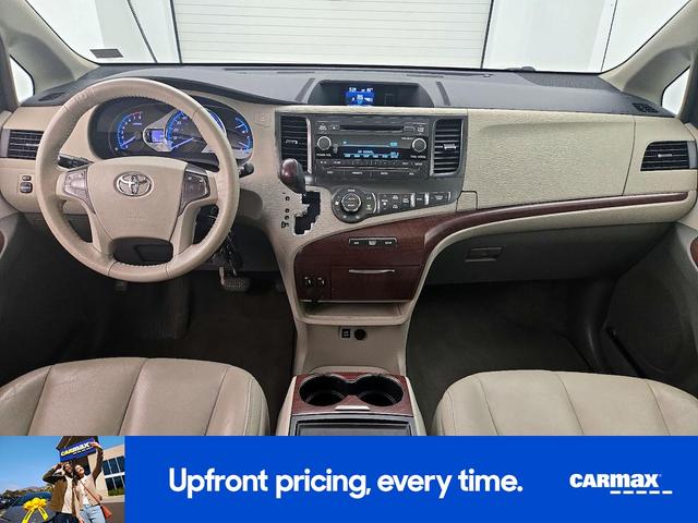 Photo of 2014 White Toyota Sienna