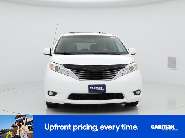 Photo of 2014 White Toyota Sienna
