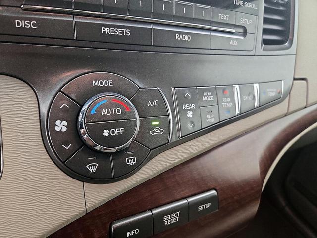 Photo of 2014 White Toyota Sienna