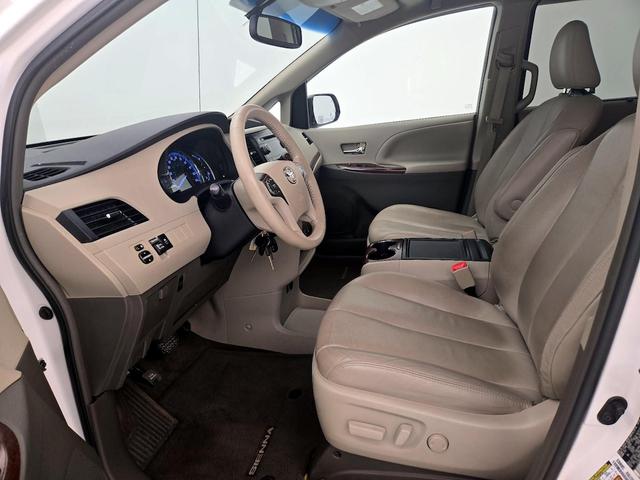Photo of 2014 White Toyota Sienna