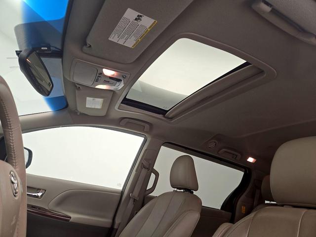 Photo of 2014 White Toyota Sienna