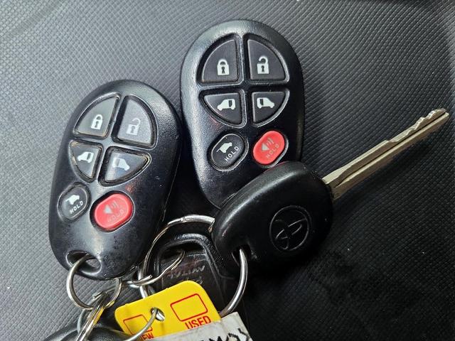 Photo of 2014 White Toyota Sienna